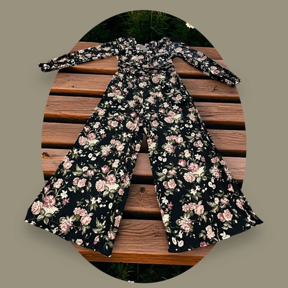American Eagle Floral Long Sleeve Romper. Size: 6. 100%Viscose
